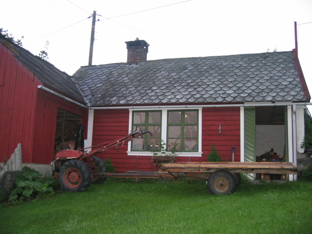 gammel%20traktor%20foran%20eldhuset