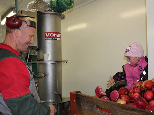 Milla%20hjelpe%20pappen%20%C3%A5%20presse